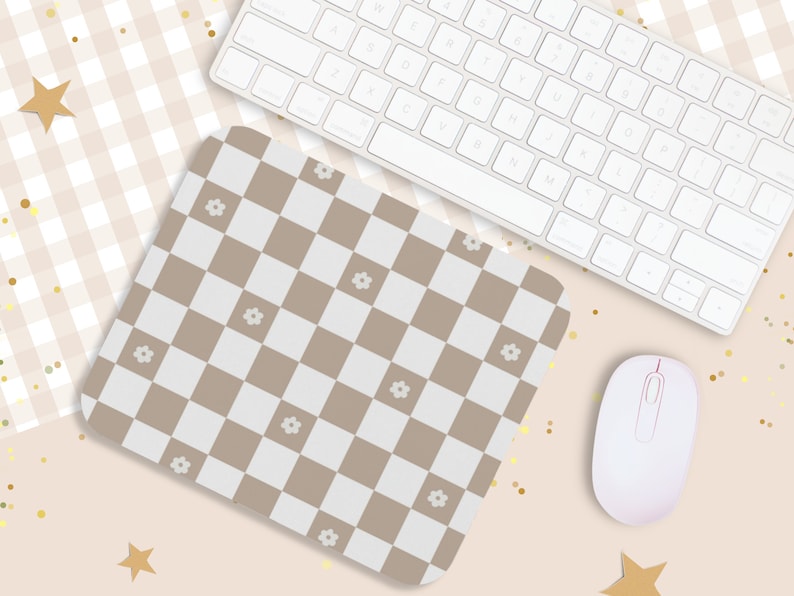 Peut inclure: Un tapis de souris &agrave; carreaux marrons et blancs avec un motif floral subtil. Le tapis de souris est sur un fond en vichy rose et blanc avec des confettis dor&eacute;s.