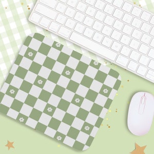 Peut inclure: Un tapis de souris &agrave; carreaux verts et blancs avec de petites fleurs blanches. Le tapis de souris est sur un fond &agrave; carreaux verts et blancs avec des paillettes dor&eacute;es.