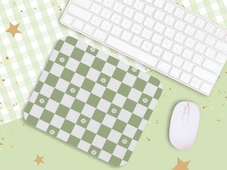 Peut inclure: Un tapis de souris &agrave; carreaux verts et blancs avec de petites fleurs blanches. Le tapis de souris est sur un fond &agrave; carreaux verts et blancs avec des paillettes dor&eacute;es.