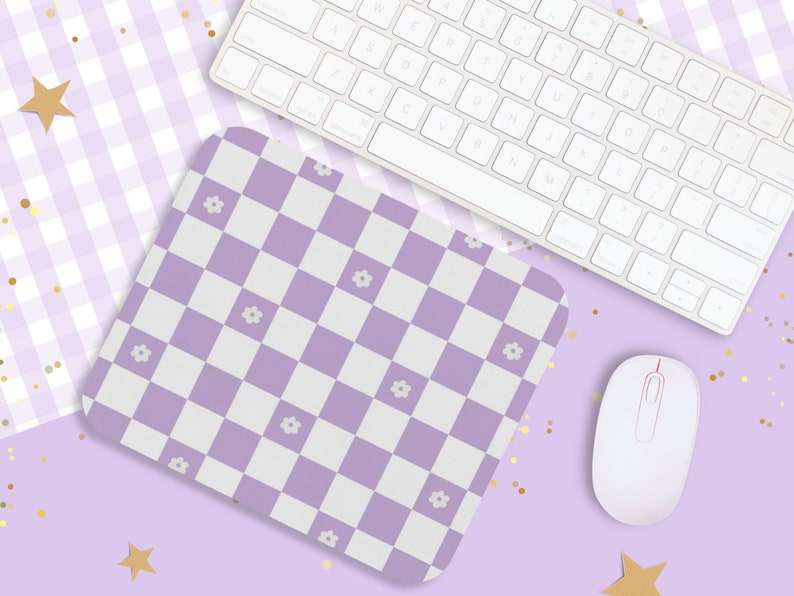 Peut inclure: Un tapis de souris &agrave; carreaux violets et blancs avec un petit motif de fleurs blanches. Le tapis de souris est sur une surface violette avec des paillettes dor&eacute;es.