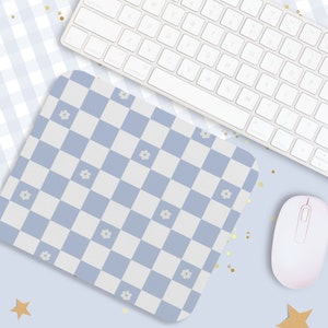 Peut inclure: Un tapis de souris &agrave; carreaux bleus et blancs avec de petites fleurs blanches. Le tapis de souris est sur un fond bleu clair avec des confettis dor&eacute;s et un clavier et une souris blancs.