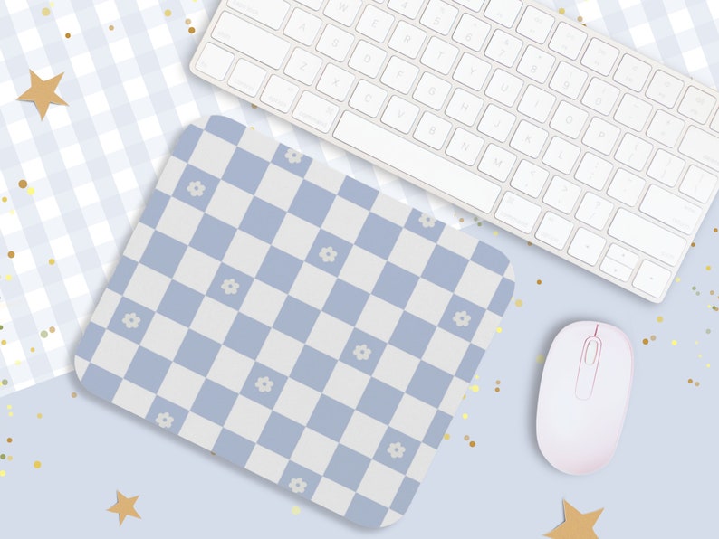 Peut inclure: Un tapis de souris &agrave; carreaux bleus et blancs avec de petites fleurs blanches. Le tapis de souris est sur un fond bleu clair avec des confettis dor&eacute;s et un clavier et une souris blancs.