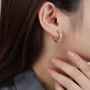 Sterlingzilveren CZ-oorbellen: sierlijke Huggie-stijl