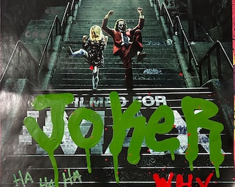 Könnte beinhalten: Ein Filmplakat für "Joker" mit zwei Figuren, die auf einer Treppe tanzen. Der Titel "Joker" ist in großen grünen Graffiti-Buchstaben geschrieben. Der Satz "Why so serious?" ist ebenfalls sichtbar.