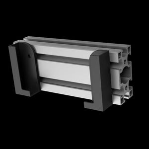 以下が含まれることがあります： 両端に黒いプラスチック製のブラケットが付いた銀色のアルミニウム押出形材。ブラケットには取り付け用のスロットがあります。