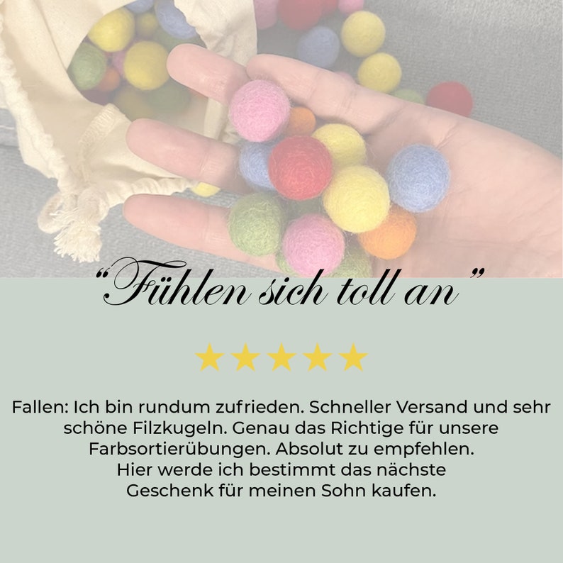 Op de afbeelding: Een hand die een zak met kleurrijke viltballen vasthoudt. De tekst "F&uuml;hlen sich toll an" staat onder de afbeelding. De tekst "Fallen: Ich bin rundum zufrieden. Schneller Versand und sehr sch&ouml;ne Filzkugeln. Genau das Richtige f&uuml;r unsere Farbsortier&uuml;bungen. Absolut zu empfehlen. Hier werde ich bestimmt das n&auml;chste Geschenk f&uuml;r meinen Sohn kaufen." staat onder de tekst.