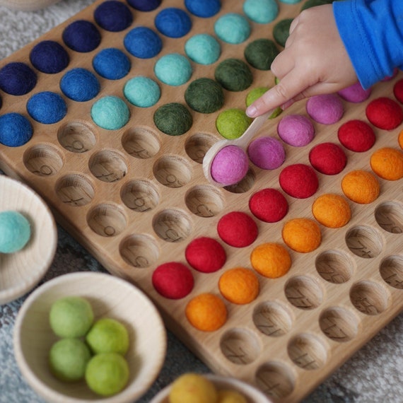 Hunderterbrett mit Filzkugeln, Zahlen und Rechnen lernen nach Montessori, Mengen- und Zahlenverständnis mit 100 Rechenbrett aus Holz