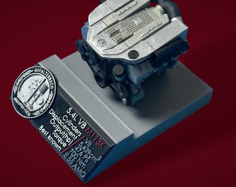 "Ampton M113K 5.5L V8-Motor mit Ständer (Affalterbach-AMG-Logo und Technisches Datenschild)"
