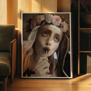 Puede incluir: Impresión artística enmarcada que presenta un retrato surrealista de una mujer con una corona floral y un caramelo. La obra de arte tiene una estética vintage con colores suaves y una cualidad onírica. La expresión de la mujer es contemplativa.