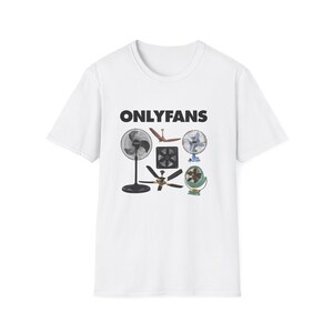 Puede incluir: Camiseta blanca con la palabra "ONLYFANS" en letras negras. La camiseta presenta ilustraciones de varios ventiladores, incluyendo un ventilador de pie negro, un ventilador de techo marrón y un ventilador oscilante azul.