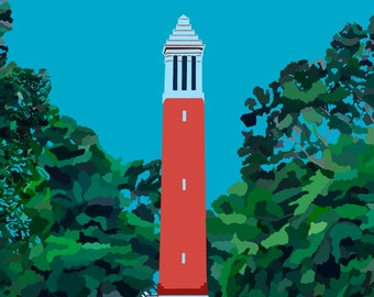 Op de afbeelding: Illustratie van een hoge, rode bakstenen klokkentoren met witte accenten tegen een blauwe lucht. De toren wordt geflankeerd door weelderige groene bomen en staat op een groen gazon. Op de achtergrond is een wit gebouw te zien.