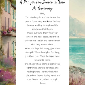 以下が含まれることがあります： 「A Prayer for Someone Who Is Grieving」のテキストが書かれた白いカード。水彩画の海辺の村の背景に、慰めと希望を与える祈りが描かれています。