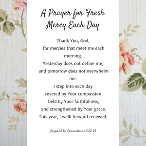 Puede incluir: Una tarjeta blanca con el texto "A Prayer for Fresh Mercy Each Day" en escritura elegante. La tarjeta incluye una oración, con las palabras "Thank You, God" e "Inspired by Lamentations 3:22-23". El fondo presenta un patrón floral.