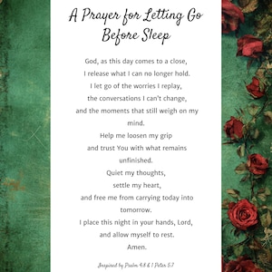 以下が含まれることがあります： 「A Prayer for Letting Go Before Sleep」のテキストが入った白いカードは、緑と金のテクスチャードボーダーと赤いバラで囲まれています。祈りは黒いスクリプトで書かれており、詩篇4:8と1ペテロ5:7にインスパイアされています。