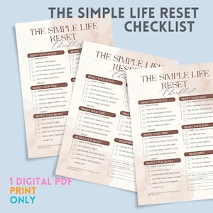 Könnte beinhalten: Mehrere beige Checklisten mit dem Titel "The Simple Life Reset Checklist" werden angezeigt. Die Checklisten umfassen Abschnitte zum Zurücksetzen von Raum, Zeit und Geld mit Aufzählungszeichen. Der Satz "1 Digital PDF Print Only" steht unten.