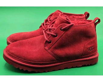 UGG Neumel 3236 Samba Rot Chukka Ankle Boots Größe 12 Herren Cherry Red Bulls