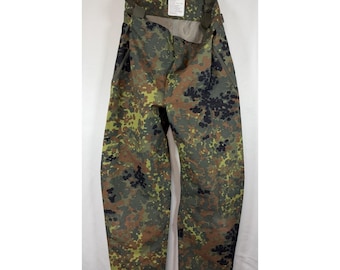 Tysk militärbyxa, herr, storlek 52/54, grön, flecktarn, kamouflage, överbyxor och foder
