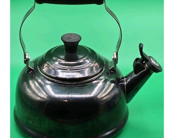 Tetera silbante Le Creuset de acero esmaltado negro, 1,7 cuartos de galón, color gris ahumado, usada.
