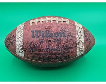 De nombreux joueurs de l'équipe de football 1983 des Miami Hurricanes ont été dédicacés sur un ballon personnalisé de la NFL