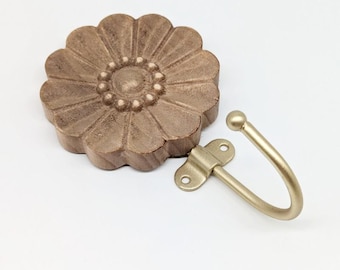 Metalen muurhaak met bruine bloem: sleutel/kleerhanger