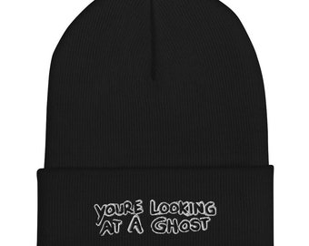 Könnte beinhalten: Schwarze Mütze mit einem weißen gestickten Design, auf dem "YOU'RE LOOKING AT A GHOST" steht.