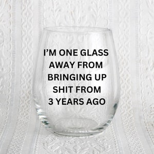 Vidrio sin tallo Copa de vino divertida Regalo humorístico Regalo amante del vino Cristalería sarcástica Cita divertida única Amistad Compañero de trabajo Vaso de vino