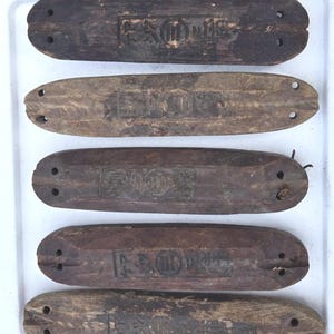 Puede incluir: Juego de tres tazas de cerámica con acabado mate moteado. Las tazas son de color crema, gris claro y gris oscuro. Cada taza tiene un diseño simple y minimalista.