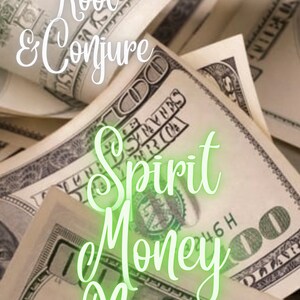 Könnte beinhalten: Nahaufnahme von US-Hundert-Dollar-Scheinen. Der Text "House of Root & Conjure" befindet sich oben, und "Spirit Money Burn" befindet sich in der Mitte des Bildes, in einer grünen, leuchtenden Schrift.