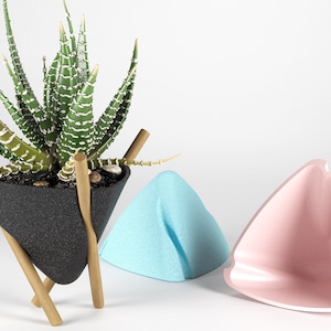 Minimalistische 3D gedruckte Vase auf 3 Holzstäben