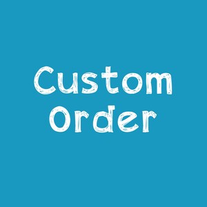Könnte beinhalten: Ein türkisfarbener Hintergrund mit den Worten "Custom Order" in weißer, handschriftlicher Schrift. Der Text ist zentriert und nimmt den größten Teil des Bildes ein.