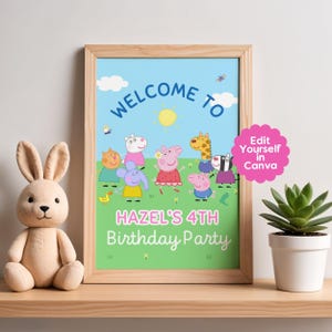 以下が含まれることがあります： 青い空を背景に、漫画のキャラクターが描かれた、額入りの誕生日パーティーのサイン。「Welcome to」と「Hazel's 4th Birthday Party」と書かれています。 ぬいぐるみウサギと鉢植えの多肉植物が棚に置かれています。