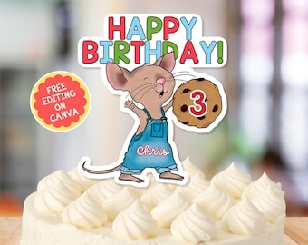 Peut inclure: Un topper de gâteau coloré "Joyeux anniversaire !" représentant une souris de dessin animé tenant un cookie aux pépites de chocolat avec le chiffre "3" dessus. La souris porte une salopette bleue et le texte "Chris" est écrit sur le devant.
