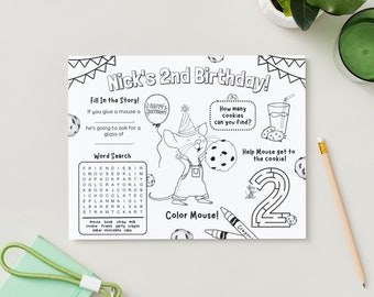Peut inclure: Feuille d'activités imprimable en noir et blanc pour une fête d'anniversaire pour un enfant de 2 ans. La feuille représente une souris tenant un biscuit, une recherche de mots, un texte à compléter, un labyrinthe et une activité de comptage des biscuits. Le texte sur la feuille indique "Nick's 2nd Birthday!" et "Help Mouse get to the cookie!"