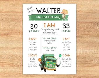 以下が含まれることがあります： ウォルターという男の子の2歳の誕生日を祝う、緑とオレンジの誕生日チャート。チャートには、年齢、身長、体重、好きなもの、能力が記載されています。緑とオレンジのゴミ収集車の漫画イラストが含まれています。