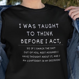 Bluza z sarkazmem, Obraźliwe prezenty, Obraźliwe koszulki, Nauczono mnie myśleć, zanim zacznę działać, Obraźliwa bluza, Prezent dla dorosłych z humorem
