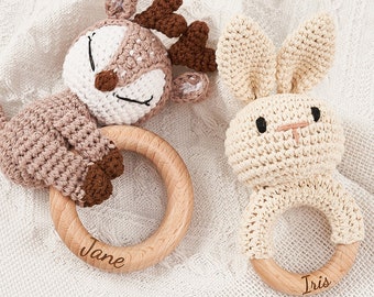 Gepersonaliseerde babyrammelaar, babyshowerspeelgoed, houten babyrammelaar, Montessori speelgoed, babyrammelaar, verjaardagscadeau, gehaakte dierenrammelaar, babycadeau