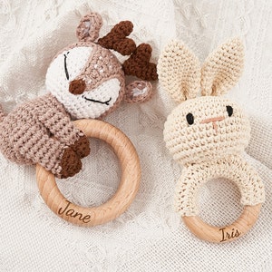 Sonaglio per bambini personalizzato, Giocattolo per la doccia per bambini, Sonaglio per bambini in legno, Giocattolo Montessori, Sonaglio per bambini, Regalo di compleanno, Sonaglio per animali all'uncinetto, Regalo per bambini