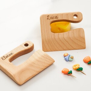 Sicheres Holzmesser für Kinder, Name Holzmesser, Montessori, Holzküche Schneidemesser, Geschenk für Kleinkind, Spielküche, Eco-Spielzeug Bild 1