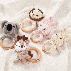 Sonajero de bebé de ganchillo animal / Regalo de baby shower / Juguete de sonajero de ganchillo personalizado / Sonajero de bebé de madera personalizado / Regalo de recién nacido para cumpleaños imagen 1