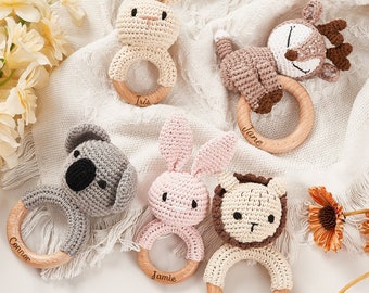 Sonaglio per bambini animale personalizzato, sonaglio per bambini in legno personalizzato, regalo per la doccia per bambini, giocattolo da afferrare per sonaglino all'uncinetto, regalo per neonati per Natale