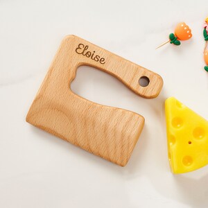 Sicheres Holzmesser für Kinder, Name Holzmesser, Montessori, Holzküche Schneidemesser, Geschenk für Kleinkind, Spielküche, Eco-Spielzeug Bild 4