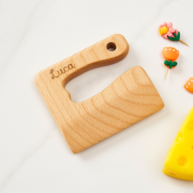 Sicheres Holzmesser für Kinder, Name Holzmesser, Montessori, Holzküche Schneidemesser, Geschenk für Kleinkind, Spielküche, Eco-Spielzeug Bild 5