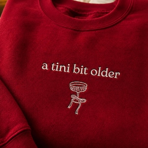 Sudadera de cumpleaños con bordado de Martini, A Tini Bit Older Q086