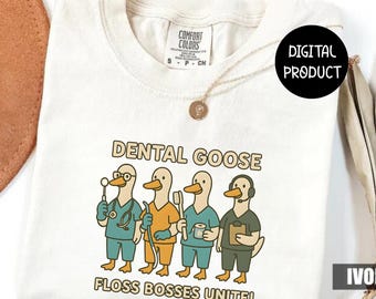 Op de afbeelding: Crèmekleurig T-shirt met een cartoonontwerp van vier ganzen verkleed als tandheelkundige professionals. De tekst "DENTAL GOOSE" en "FLOSS BOSSES UNITE!" staan boven en onder de ganzen. Het shirt is een digitaal product.