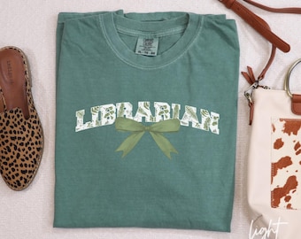Chemise de bibliothécaire Comfort Colors®, cadeau pour bibliothécaire, chemise de lecture, chemise de bibliothèque, T-shirt de bibliothécaire, t-shirt de bibliothécaire scolaire, livre de lecture B057