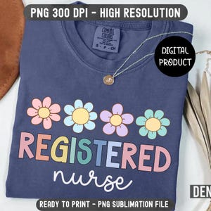 Peut inclure: Un t-shirt bleu marine avec un motif floral et les mots "REGISTERED nurse" en lettres colorées. Le t-shirt comprend le texte "PNG 300 DPI - HAUTE RÉSOLUTION" et "PRÊT À IMPRIMER - FICHIER DE SUBLIMATION PNG".