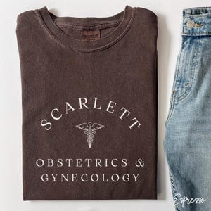 Personalisiertes Gynäkologie T-Shirt, Geburtshilfe T-Shirt, Gynäkologie Krankenschwester Geschenk, Frauengesundheit Shirt, medizinisches Oberteil, OBGYN Crew Tee, B123