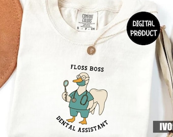 Op de afbeelding: Ivoor t-shirt met een cartoon eend in tandartsassistent kleding, met een tandheelkundige spiegel. Het shirt toont de tekst "FLOSS BOSS" en "DENTAL ASSISTANT". Een gouden ketting ligt op het shirt. Het shirt is een digitaal product.