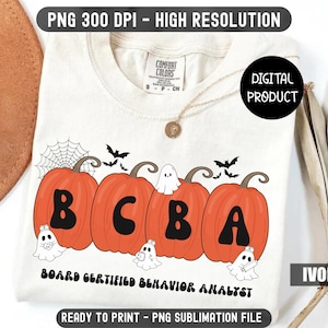Puede incluir: Camiseta de color marfil con calabazas naranjas que deletrean "BCBA" con gráficos de fantasmas y murciélagos. El texto "BOARD CERTIFIED BEHAVIOR ANALYST" está impreso debajo. Un producto digital.