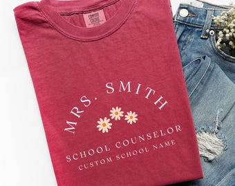 Camiseta personalizada con nombre para consejero escolar, camiseta floral personalizada para consejero escolar, camisetas para maestros, camiseta para consejero, regalo para consejero, B115